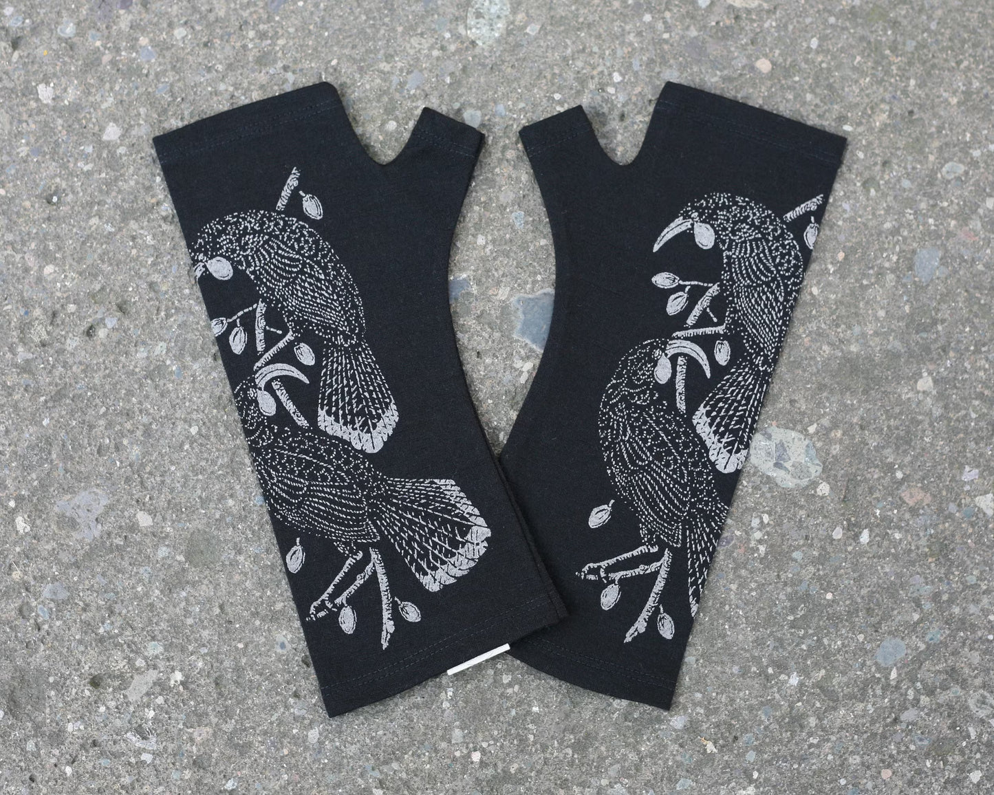 Black huia merino finger-less gloves