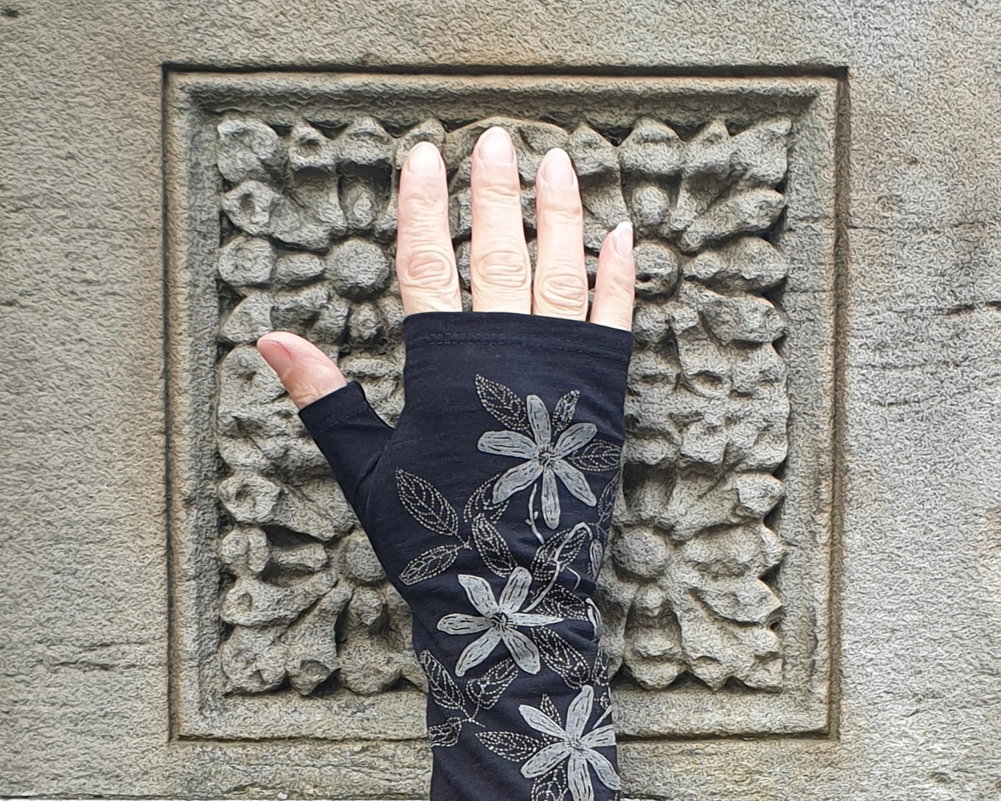 Black clematis merino finger-less gloves